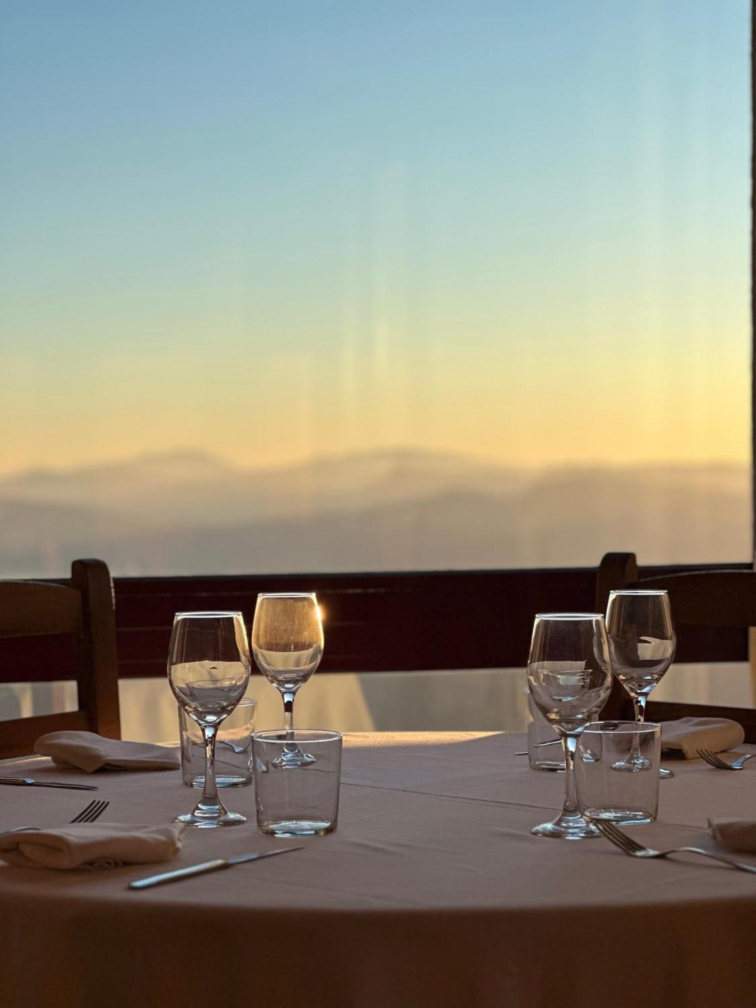 Santuari Mare De Deu Del Mont Restaurant-Hostatgeria Hotel Beuda Ngoại thất bức ảnh