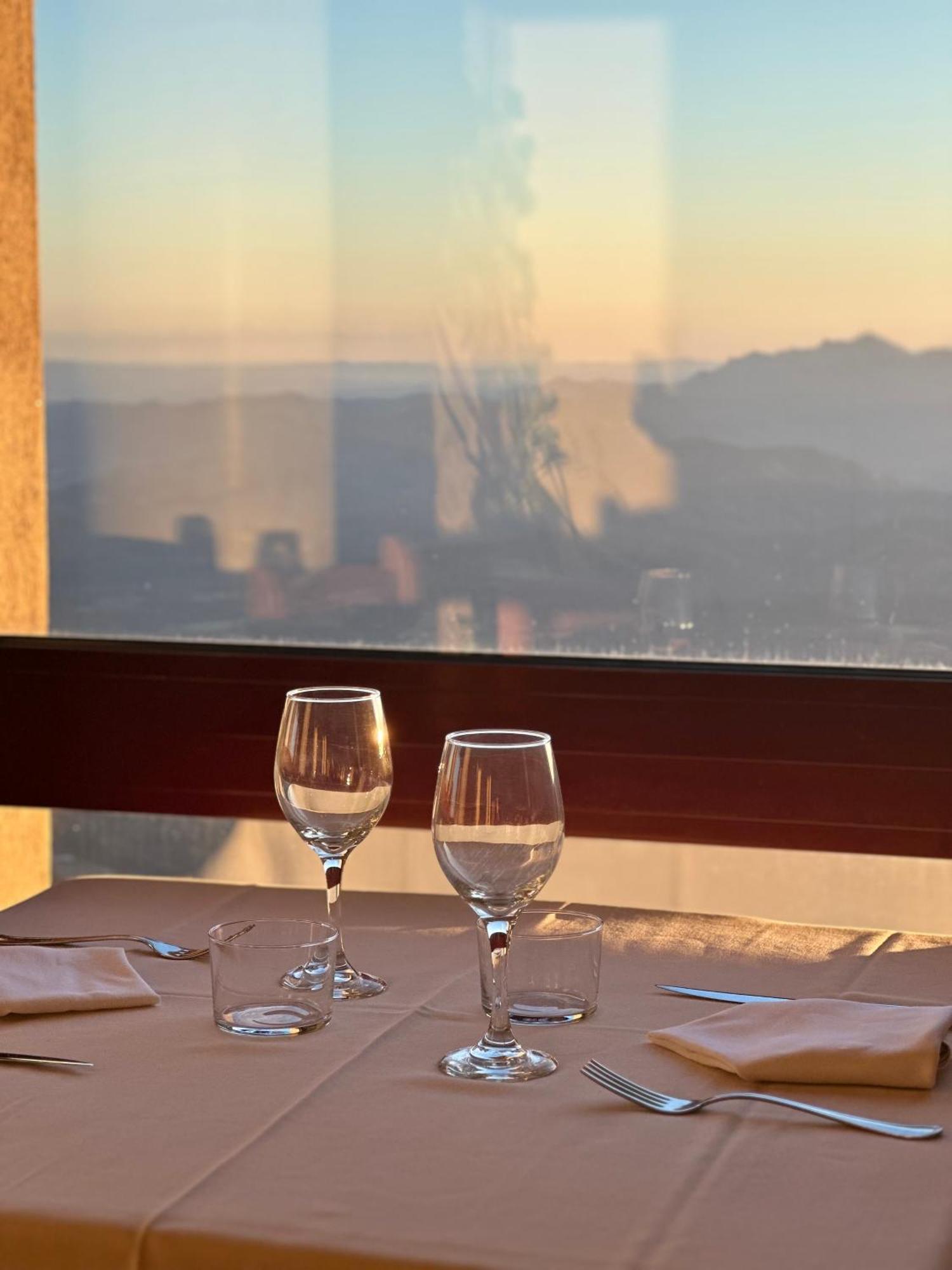 Santuari Mare De Deu Del Mont Restaurant-Hostatgeria Hotel Beuda Ngoại thất bức ảnh